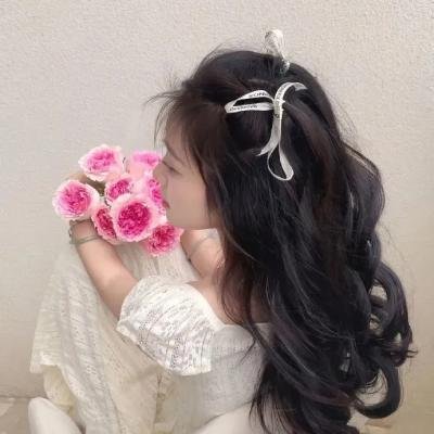 照片中的女孩